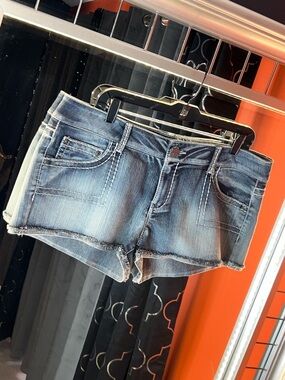 Mudd Vintage Icon Box-Stitch Distressed Denim Shorts 💎